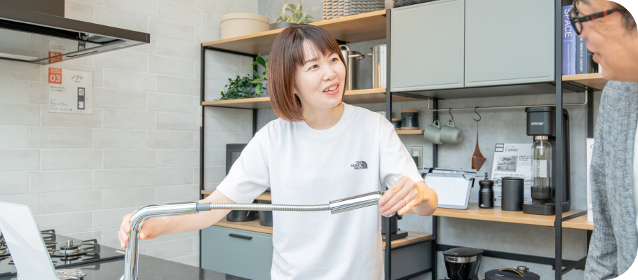 水栓の説明をしている様子