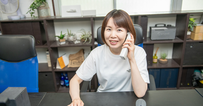 電話応対するスタッフ