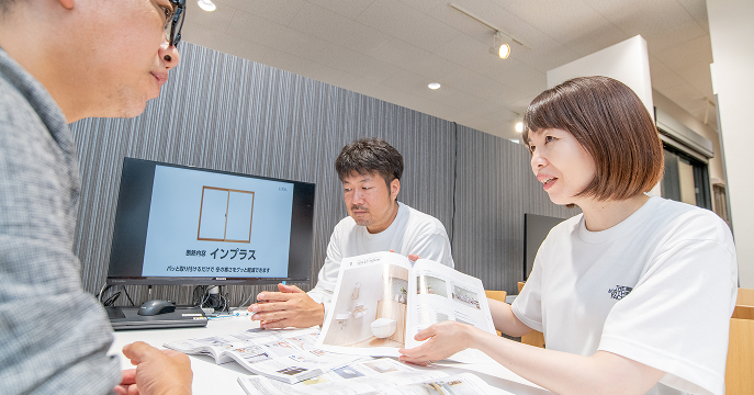 お客様とお打ち合わせしている様子