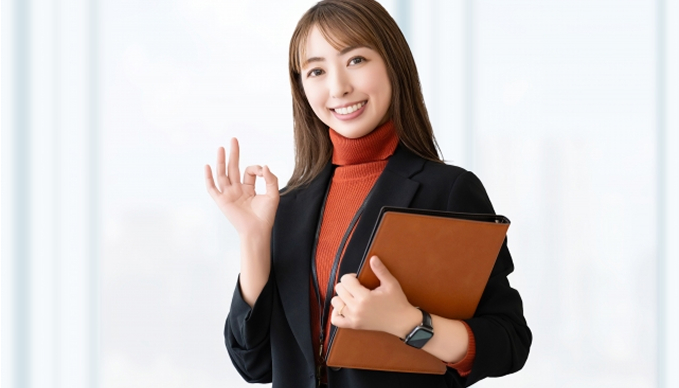 指でオッケーマークを出している女性
