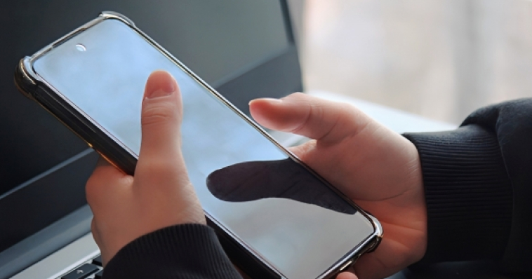 スマホを操作する手元