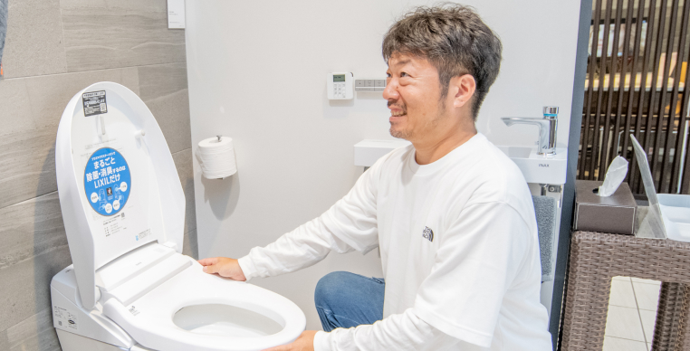 ショールームに展示されているトイレを確認している様子