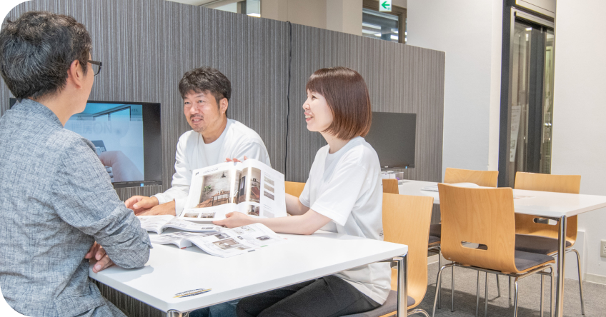 お客様とお打ち合わせしている様子